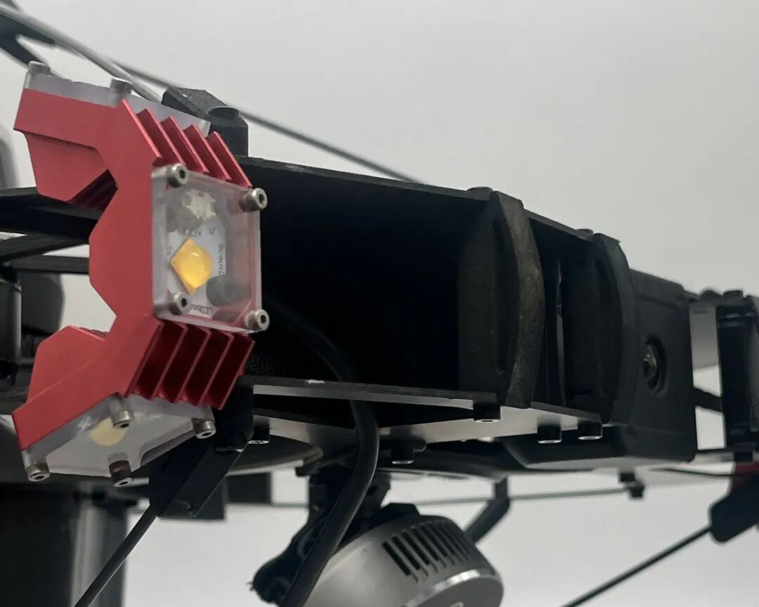 机身侧面的 LED 照明模块与散热结构